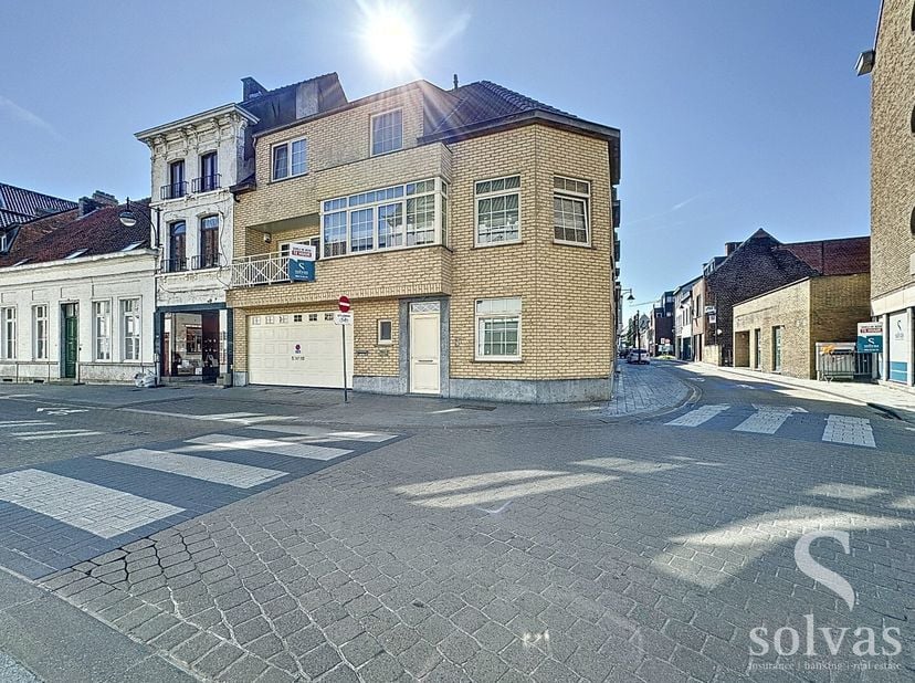 Deze woning bevindt zich in de Marktstraat te Maldegem op wandelafstand van winkels, scholen, horeca, recreatie,... De woning biedt alle comfort en is