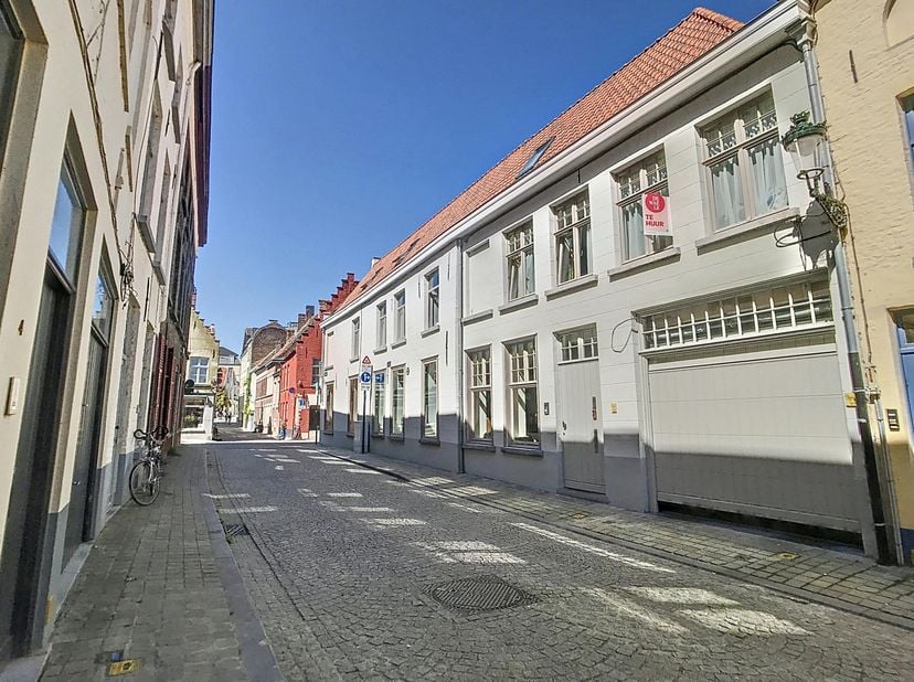 Cet appartement en duplex est situé dans le centre de Bruges. Vous pourrez vous détendre sur la terrasse ensoleillée. Les deux chambres disposent d&#039;un