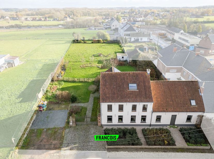 In Oosterzele, nabij lokale handelaars en verschillende invalswegen, situeert deze hoeve woning op een mooi perceel van 2.687m². Deze woning kreeg een