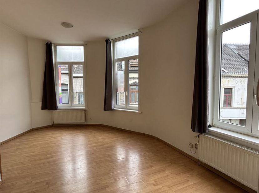 Aantrekkelijk triplex appartement met 1 slaapkamer in het hart van Leuze-en-Hainaut, op 2 stappen van het station en de winkels.&lt;br /&gt;
De woning, met