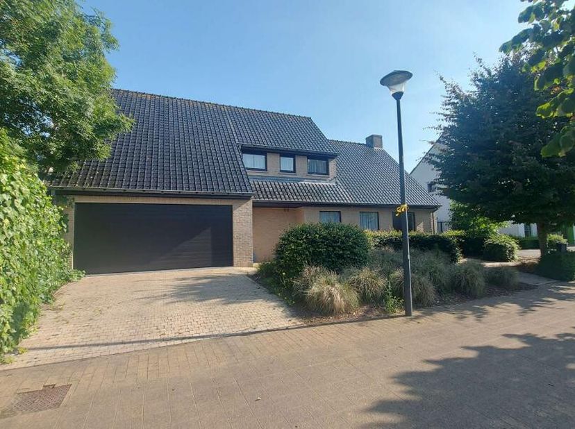 Deze alleenstaande woning is gelegen in het hartje van Koekelare, nabij de scholen, kinderopvang, winkels, ...Indeling woning: * inkom * toilet * woon