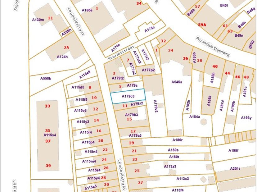 Centraal gelegen bouwgrond.&lt;br /&gt;
Deurtje met achterliggend padje (links bij vooraanzicht) hoort niet bij betrokken bouwgrond; blanco BA, gn VKR, woon