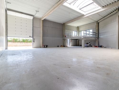                                         Bâtiment commercial à louer à Nivelles, € 2.500
