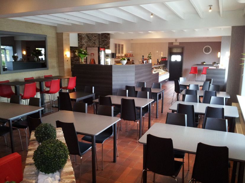 Bâtiment hôtelier - meublé comme une friterie - avec hébergement dans un emplacement unique à Westrozebeke.&lt;br /&gt;
L&#039;établissement est situé au milieu