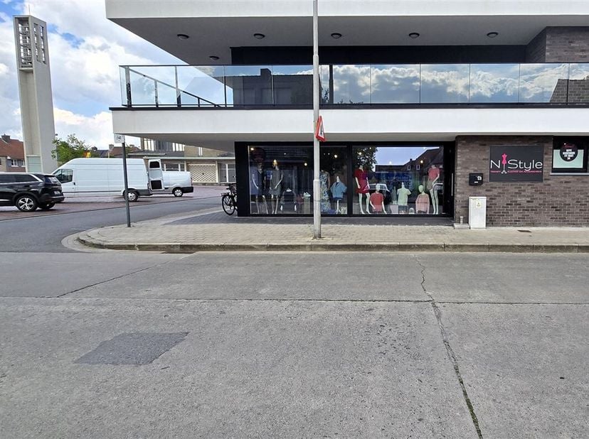 Immeuble commercial à louer dans le centre de Beveren-Leie. Immeuble commercial avec de nombreuses possibilités : cabinet, magasin, bureau, ...&lt;br /&gt;