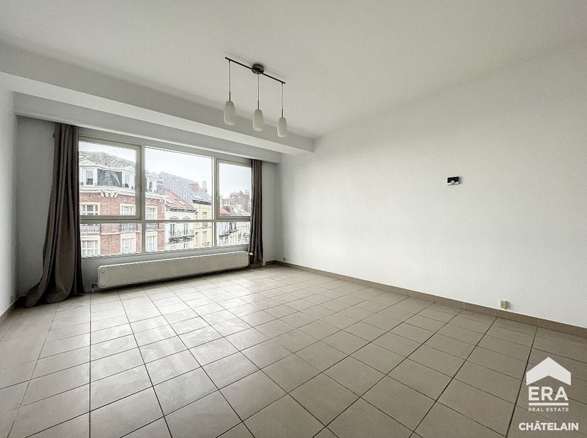 ERA CHATELAIN biedt u dit prachtige appartement van 60 m² aan, ideaal gelegen in de Dansaertwijk van Brussel, op een steenworp afstand van het Sint-Ka