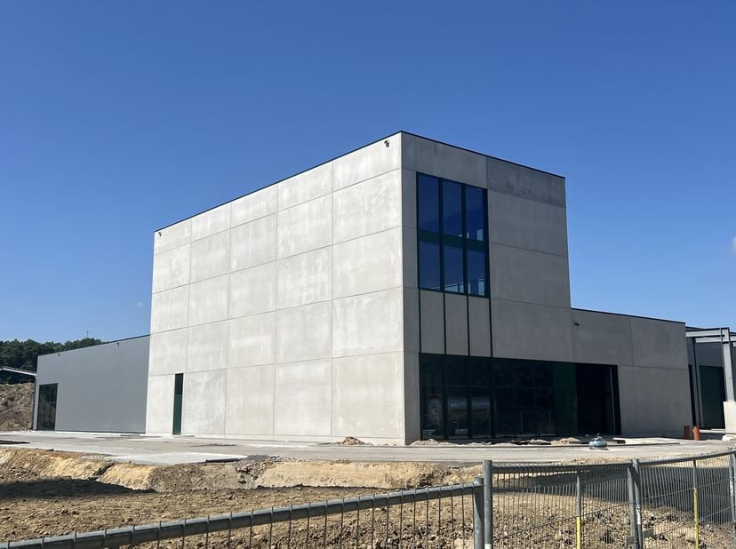 UNIT 1, kopgebouw, dat uitkijkt op de Hasseltse Ring.  &lt;br /&gt;
Magazijn: +0 :   622m²&lt;br /&gt;
Kantoren: +1:   362m²&lt;br /&gt;
Kantoren: +2:   362m²&lt;br /&gt;
19