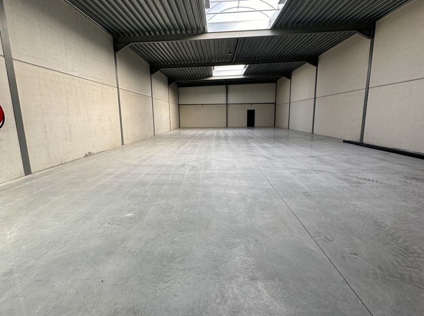 ERONDEGEM - 7 Centraal gelegen KMO Loodsen tussen E40 Wetteren en Erpe-Mere. Netto oppervlaktes van de loodsen van 190 - 375m², 6m hoog.De geïsoleerde