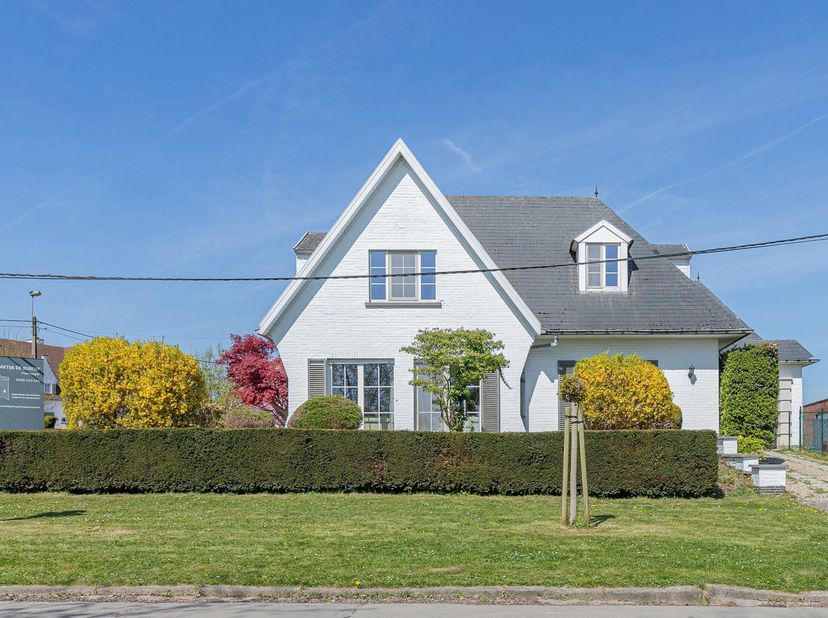 EERSTE BEZOEKDAG ZATERDAG 26 APRIL VAN 10U TOT 13U (enkel op afspraak!)&lt;br /&gt;
HERZELE - Impressionante villa met 5 slaapkamers nabij het burchtpark&lt;br