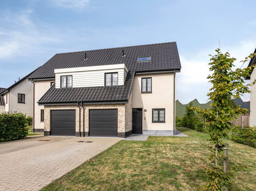 Energiezuinige lichtrijke woning met zonnepanelen....&lt;br /&gt;
Deze instapklare woning komen we binnen via de inkomhal met apart gastentoilet. Aansluiten