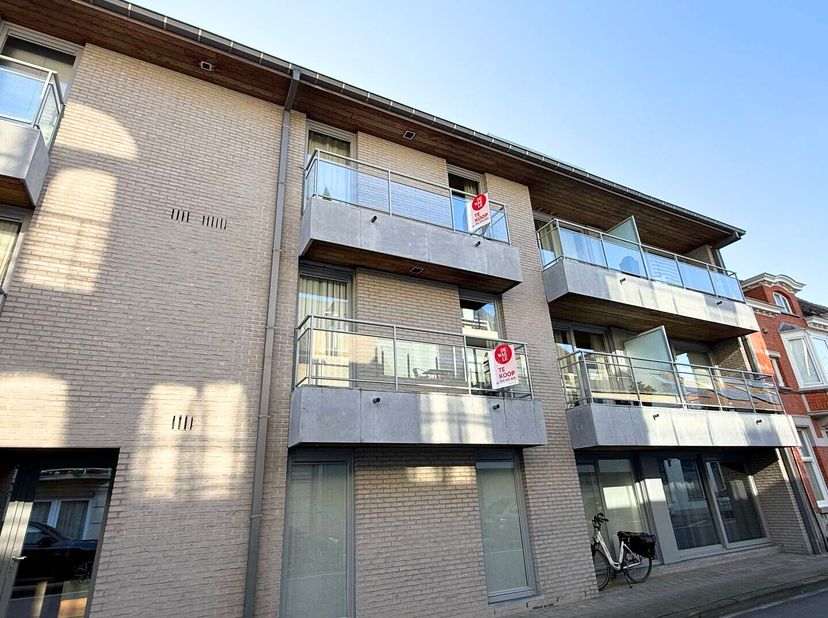 Dit appartement met 1 slaapkamer is gelegen in het centrum van Waregem. Binnen de leefruimte is er plaats voor zowel een gezellige zithoek alsook een