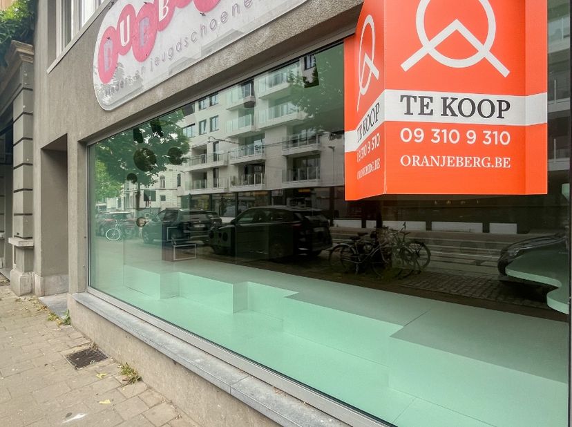 Bevindt zich op een toplocatie langs de Kortrijksesteenweg in Gent. Op zeer commerciële ligging, gelegen tussen Gent-Sint-Pietersstation en het centru