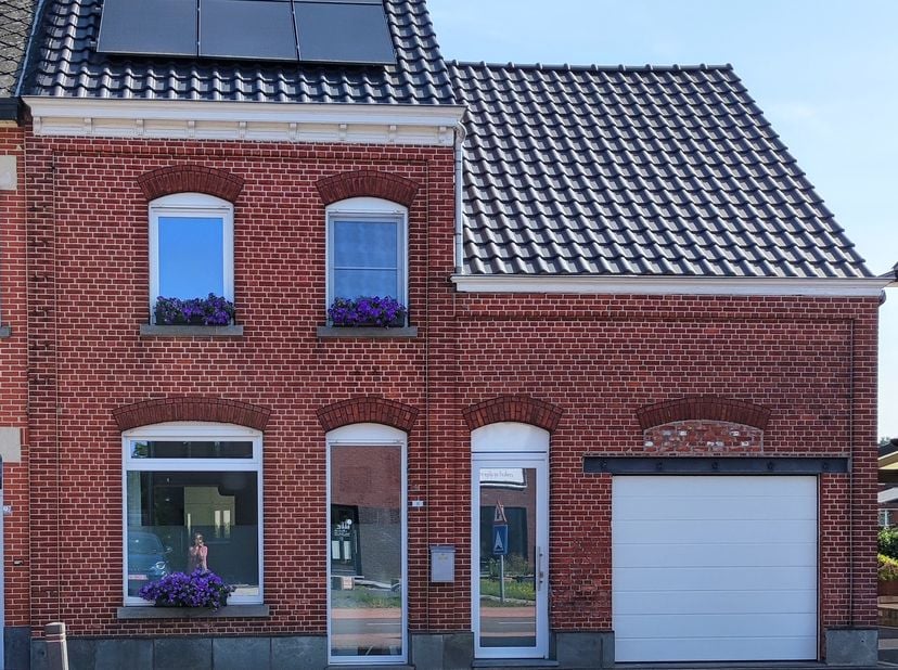 A VENDRE MAISON avec HANGAR Prix :&lt;br /&gt;
 € 279.000 négociable.9are25ca.&lt;br /&gt;
Cette maison jumelée se trouve au Brabant Flamand au village de Testelt