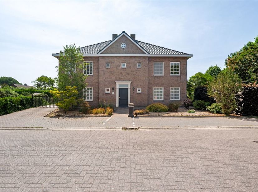Ruime villa met zwembad op 2.176 m² &lt;br /&gt;
Deze luxe villa ligt in een rustige woonwijk vlakbij het centrum van Arendonk. Het perceel van 2.176 m², ve