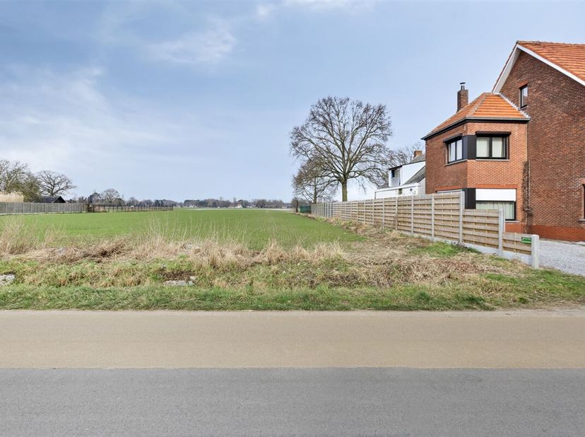 Op Verboekt, nabij het centrum van Klein-Vorst (Laakdal), bevindt zich bouwgrond terug op een noordwest gelegen perceel van 5a15ca. De bouwgrond is ge