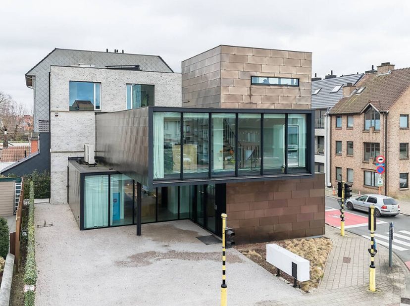 Immeuble de bureaux hyper moderne à louer le long d&#039;une route d&#039;accès à Roeselare avec une bonne visibilité. Surface utile totale de 468 m². &lt;br /&gt;
Di