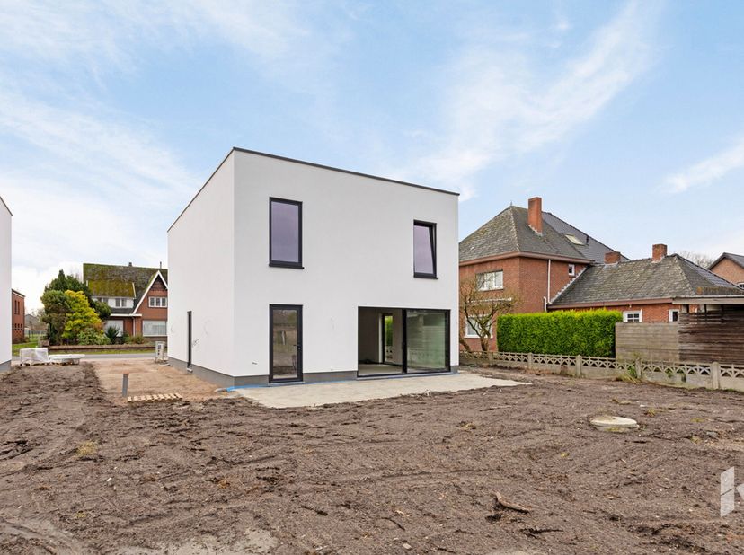 Moderne nieuwbouwwoning (164 m²) met 3 slaapkamers en een carport op een ruim perceel van 980 m².&lt;br /&gt;
De woning zal afgewerkt worden volgens lastenb
