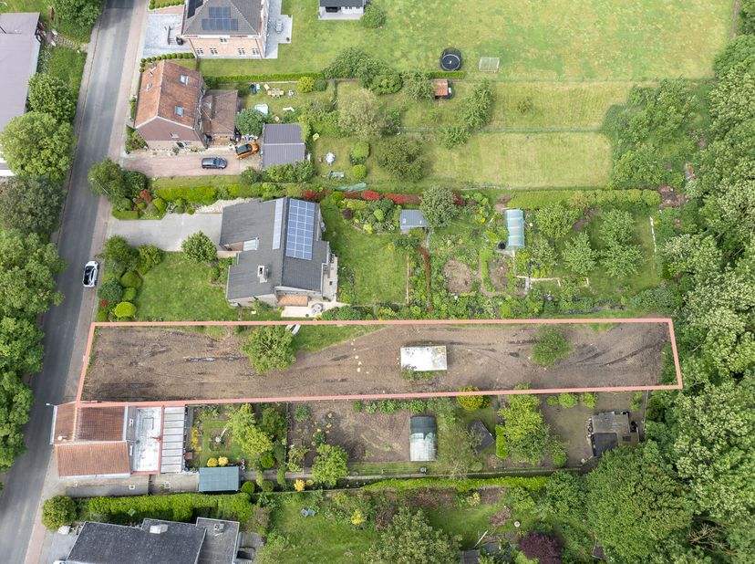 Prachtig perceel van 9a57 voor een halfopenbebouwing met een straatbreedte van 11m en diepte van +/- 85m.&lt;br /&gt;
Gelegen in een groene omgeving in het