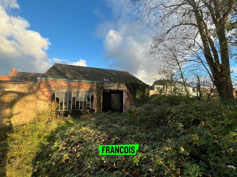 Bent u op zoek naar een unieke opportuniteit om uw droomwoning te realiseren? Deze oude loods, gelegen in het charmante Sint-Andries, biedt talloze mo