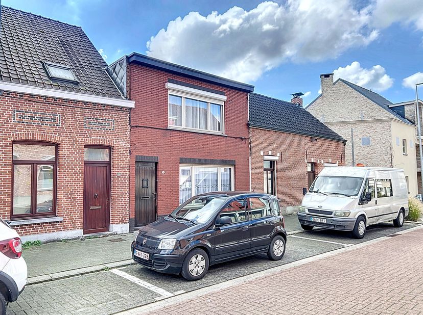 Deels te renoveren rijwoning met 2 slaapkamers en een achteringang. De woning beschikt over een inkomhal, leefruimte, deels geïnstalleerde keuken, bad