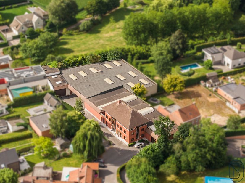IDEALE OPBRENSTEIGENDOM: appartementsgebouw bestaande uit 3 appartementen, een kantoor/burelen en 2 loodsen van 1600m2. Tevens ideaal voor zelfstandig