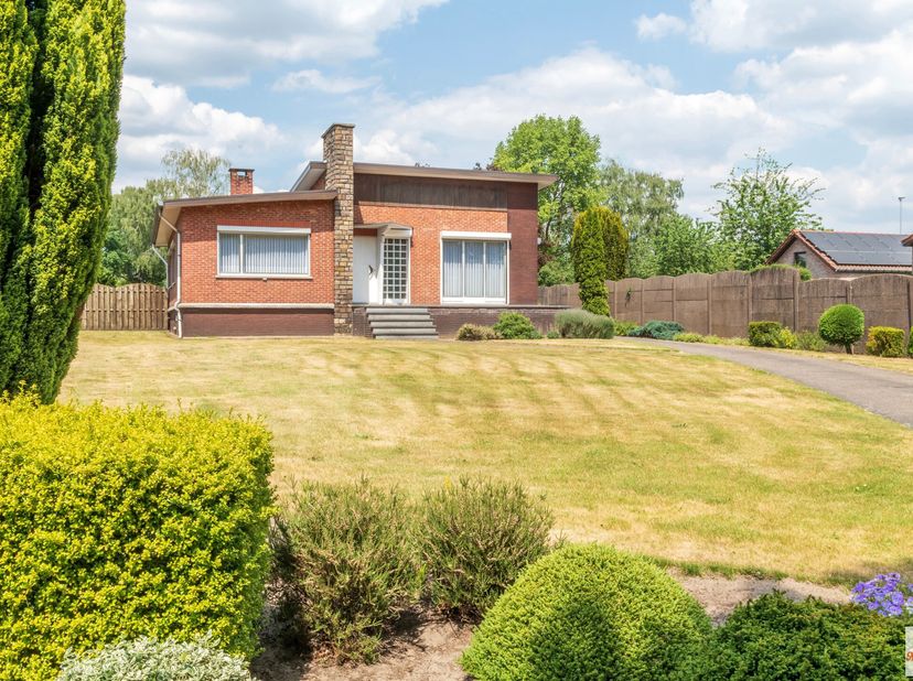 Vrijstaande, goed onderhouden woning op 20 are grond&lt;br /&gt;
Deze open bebouwing uit de jaren 60 werd opgetrokken met kwaliteitsvolle materialen en is d