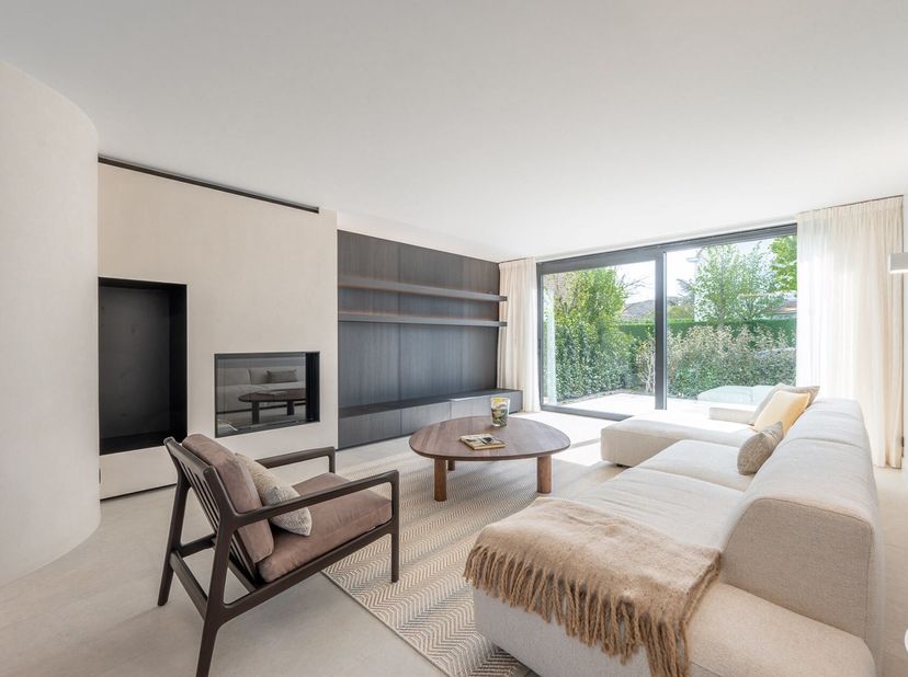 Cette villa jumelée neuve unique et située au calme avec 6 chambres à coucher complètes se trouve à proximité de la digue et à proximité du centre de