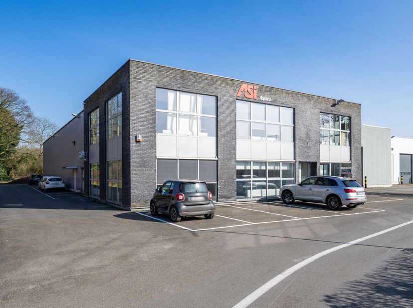 Deze ruime gebouwen, gelegen aan de Wijtschotbaan, liggen +/- 200 meter van het Albertkanaal en het Kempisch kanaal. De zone is goed bereikbaar en bev