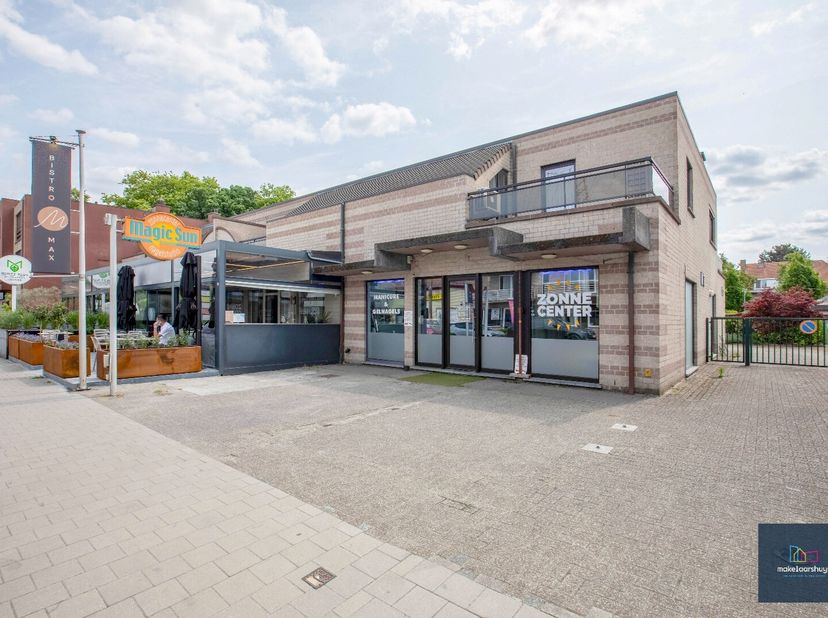 Langsheen de meest commerciele straat in Wondelgem, de Botestraat, ligt dit goed onderhouden handelsgelijkvloers dat op heden dienstdoet als zonnecent