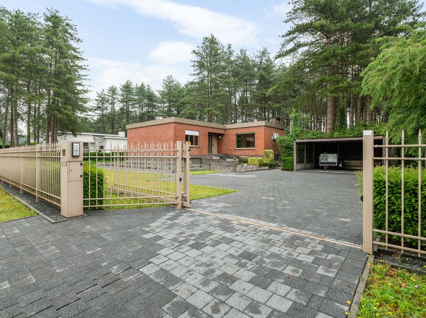 Deze residentieel gelegen woning met groene tuin biedt u veel mogelijkheden.&lt;br /&gt;
De eigendom omvat drie slaapkamers, één badkamer, en beschikt over