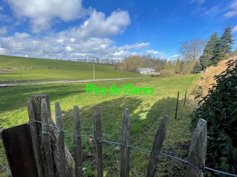 Génération Immo heeft het genoegen u deze prachtige bouwkavel van meer dan 13 hectare voor te stellen, gelegen in een rustige wijk van Chaumont, met e
