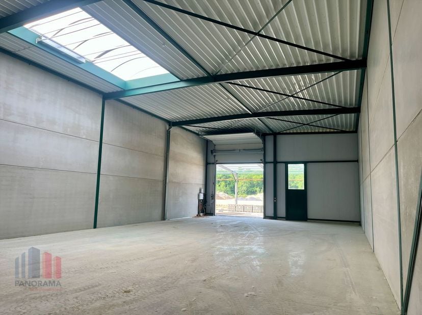 Nieuwbouw KMO-unit met een oppervlakte van 289 m² en 2 privatieve parkeerplaatsen te huur. Uitstekend gelegen net buiten de Grote Ring in het zuiden v