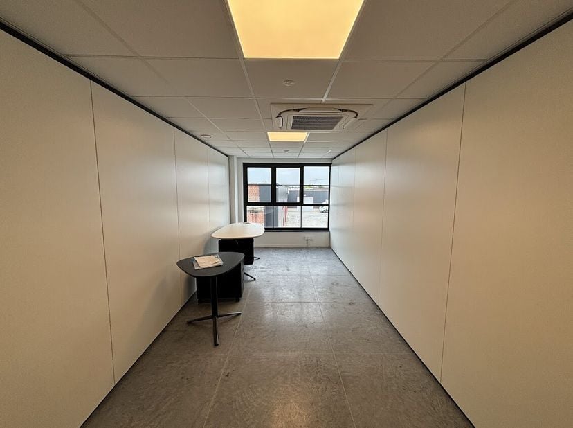 Espaces de bureaux d&#039;environ 5 à 40 m² au premier étage mis à disposition à Vichte avec des installations communes.&lt;br /&gt;
- salle de réunion commune&lt;b