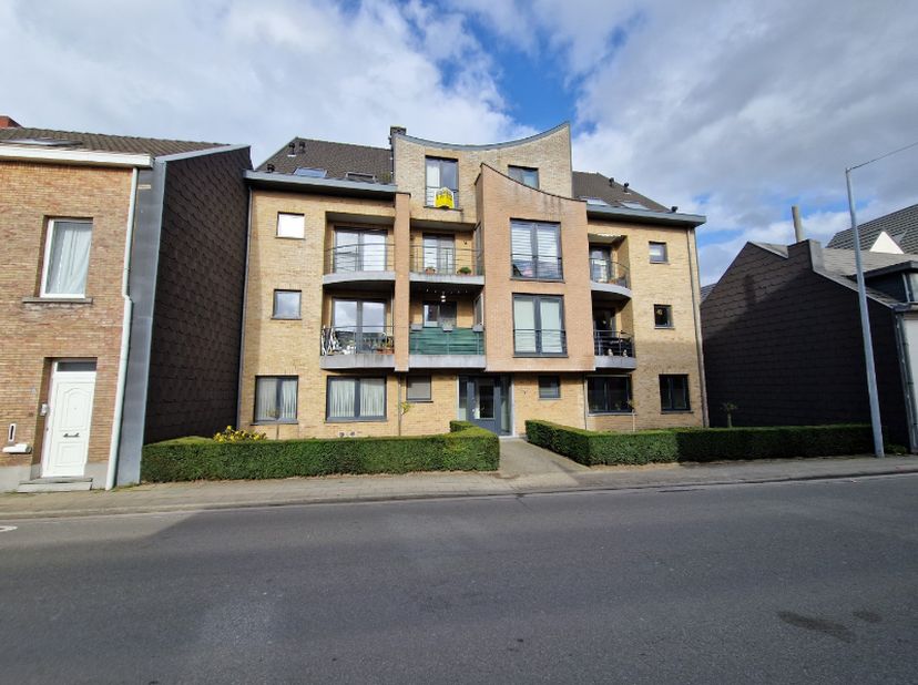 Lebbeke, Dendermondsesteenweg 33A bus 9.&lt;br /&gt;
Dakappartement met 2 slaapkamers in gebouw met lift. Mogelijkheid aankoop garage.&lt;br /&gt;
&lt;br /&gt;
Indeling