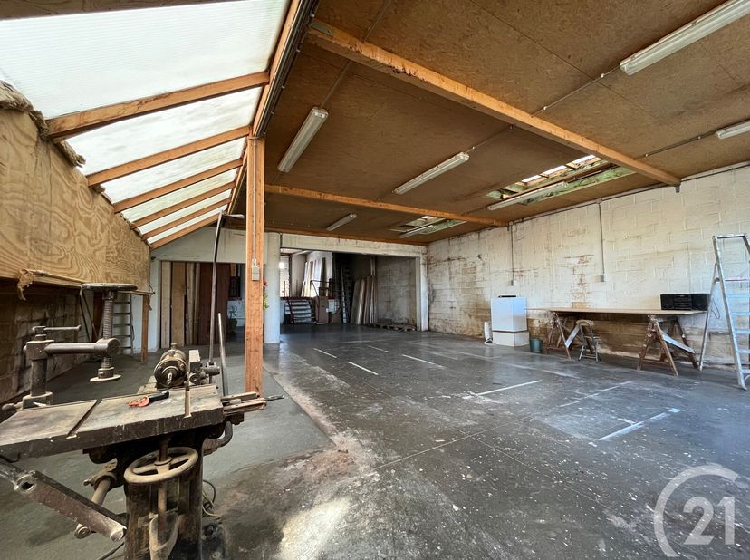 HOOFDDORP - Gemengd gebouw momenteel verdeeld in 3 eenheden. 1 Magazijn van +/-450M² + 1 2CH appartement van +/-79m² + 1 A1CH van +/-80m².   Het is al
