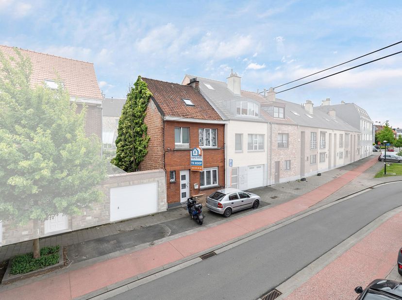 Voor meer info of een bezoek, bel 053 59 49 32 - Deze charmante woning bevindt zich op een uitstekende locatie in Wemmel, pal aan het groene stadspark