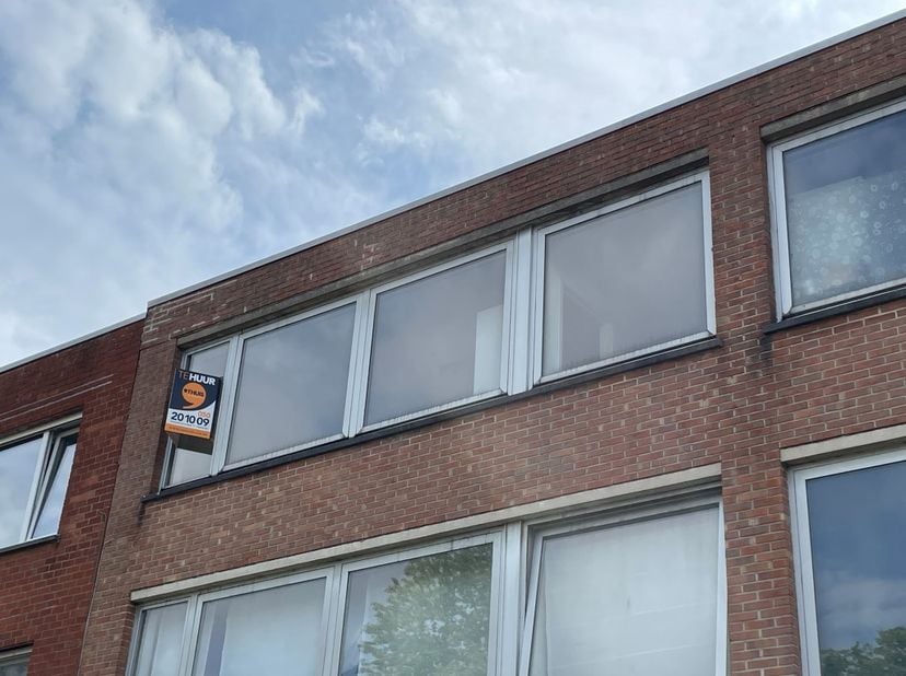 In de rustige MALEHOEKLAAN vinden we dit RUIM en LICHTRIJK appartement terug. Indeling: inkomhal, leefruimte, keuken, 3 slaapkamers, berging, badkamer