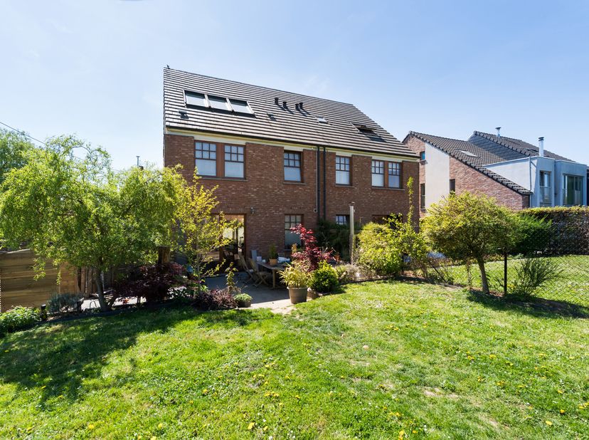 OPHAIN-BOIS-SEIGNEUR-ISAAC, Charmant huis met 3 voorgevels (4SLPK/2BADK/TUIN) van ± 240 m² in uitstekende staat met prachtige volumes en aangename lic