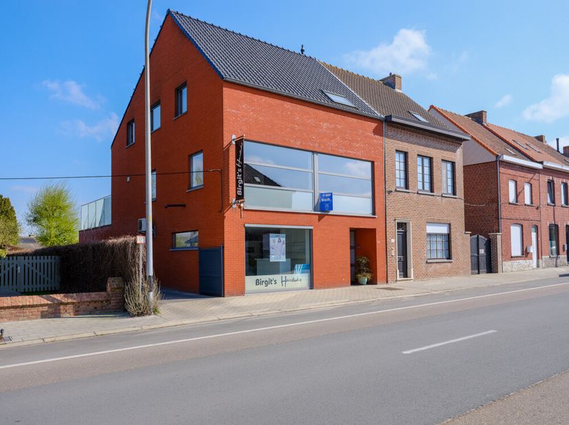 RUIME WONING MET HANDELSRUIMTE -  &lt;br /&gt;
 &lt;br /&gt;
Deze halfopen instapklare woning is centraal gelegen, dit op 5 minuten van het centrum, nabij het zie