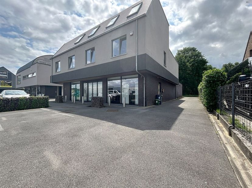 Gunstig gelegen handelszaak met parking voor de deur op perceel van 1147m²&lt;br /&gt;
LIGGING : toplocatie ! commerciële ligging, dichtbij Sint-Niklaas, en