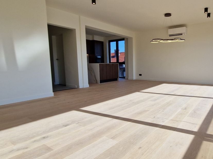Bij binnenkomst word je verwelkomd in een ruime nachthal met ingebouwde vestiairekast – praktisch én stijlvol.&lt;br /&gt;
&lt;br /&gt;
De lichtrijke leefruimte m