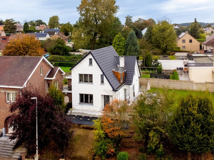 Charmant gerenoveerde gezinswoning met 3 slaapkamers!&lt;br /&gt;
Ontdek deze volledig gerenoveerde woning met veel lichtinval en moderne afwerking, gelegen