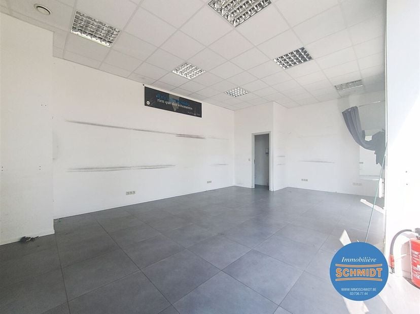 IMMOSCHMIDT (Ref. ) - EVERE: COMMERCIËLE BEGANE GROND van +/- 50 m² in een NIEUW GEBOUW - Beschikbaar : 1/06/25 - Bestaande uit een doucheruimte, WC.