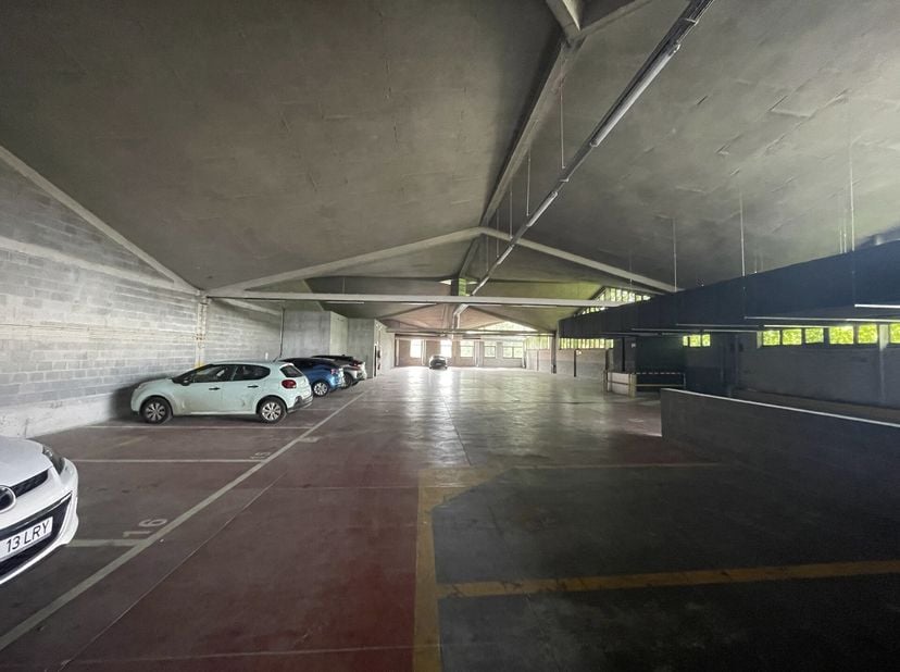 ANDERLECHT - A proximité de la gare du Midi, avec accès aisé vers les grands axes et les transports (Métro Clemenceau et Aumale), LOT DE 5 EMPLACEMENT