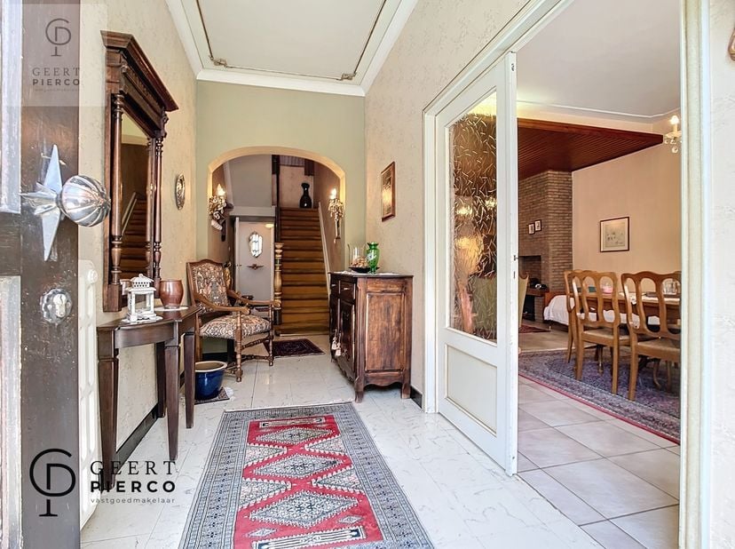 Deze gezellige woning gelegen te Neerwinden heeft heel veel potentieel.&lt;br /&gt;
De ruime benedenverdieping met aangrenzende veranda zal je zeker kunnen