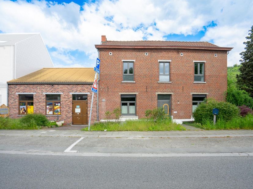 We Invest Centre Hainaut vous présente cette belle propriété bien située composée dune maison de maître, dun espace commercial/horeca (anciennement à
