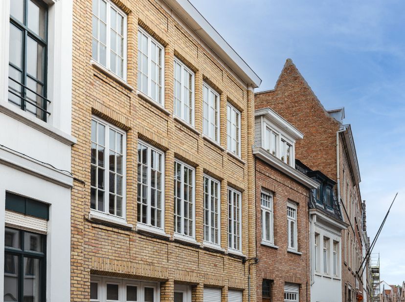 In het hart van de Brugse binnenstad, op een toplocatie, ligt deze volledig gerenoveerde woning. De straat maakt deel uit van het historische stadswee