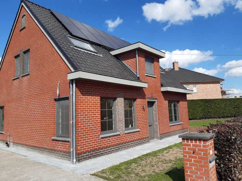 Goed gelegen, en perfect afgewerkte, ruime woning.&lt;br /&gt;
Op het gelijkvloers bevindt zich een lichtrijke leefruimte met aansluitend een praktische keu