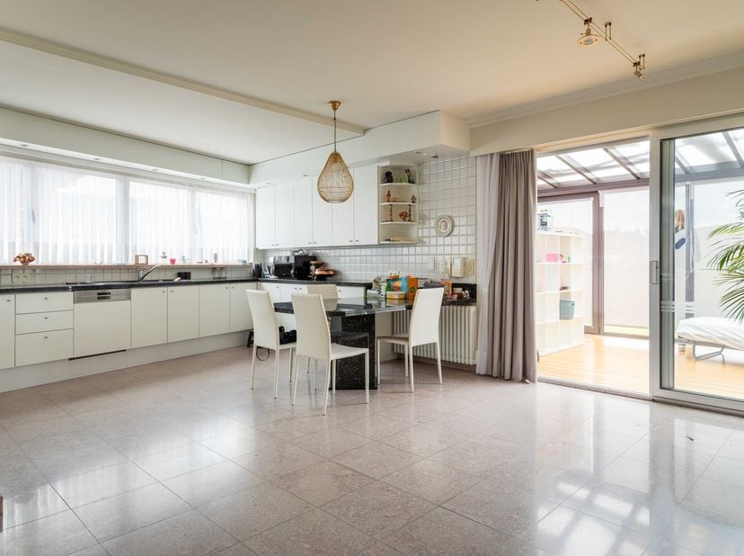 In het hart van het immergezellige Hulste, vindt U in een rustige zijstraat nabij de winkels, bistro&#039;s en natuur dit prachtig en ruim appartement !&lt;br