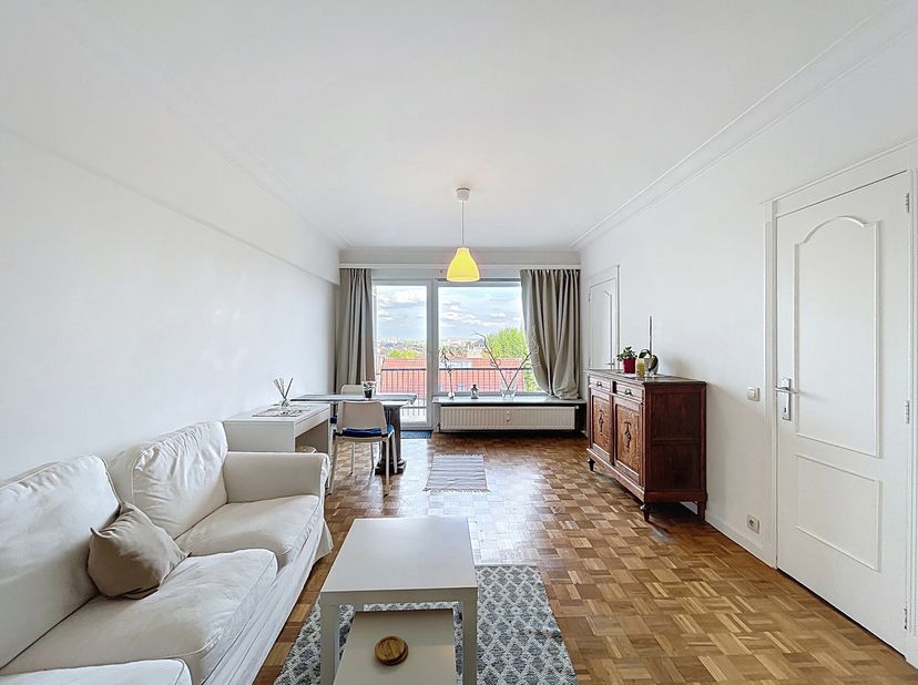 Entre Montgomery et Georges Henri, situé sur un célèbre Boulevard, au 4E étage dun immeuble de standing avec ascenseur, magnifique studio de ±51m² (br